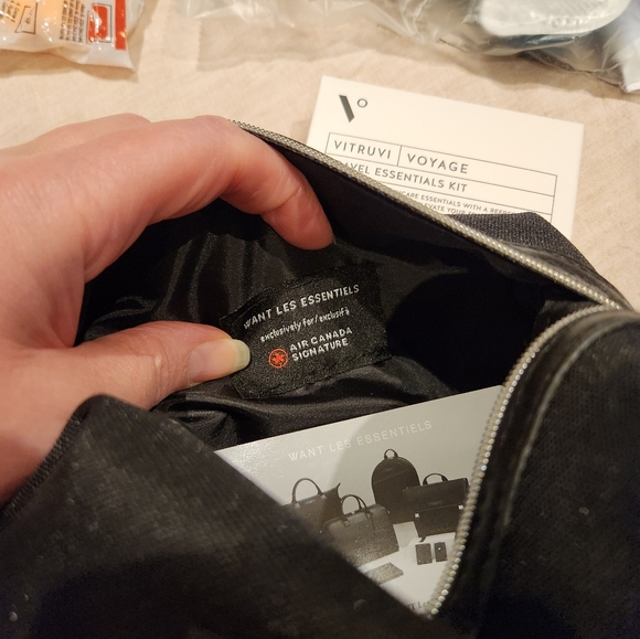 TRAVEL ESSENTIALS KIT - Picture 2 of 4